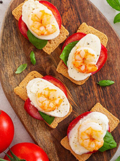 Tostinhas Caprese com Camarão