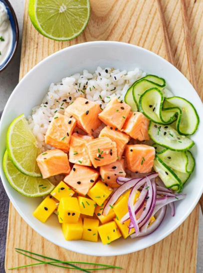 Poke Bowl de Salmão com Manga e Sunomono