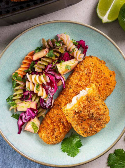 Filetes com Salada de Espirais, Abacaxi e Couve-Roxa