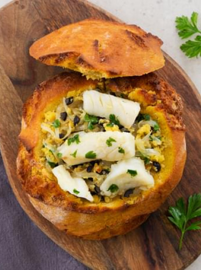 Bacalhau na Broa com Azeitonas e Salsa