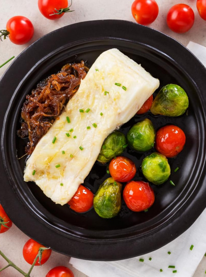 Bacalhau com Cebola Caramelizada e Legumes Salteados