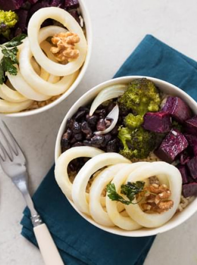 Bowl de Argolas do Mar e Legumes Salteados