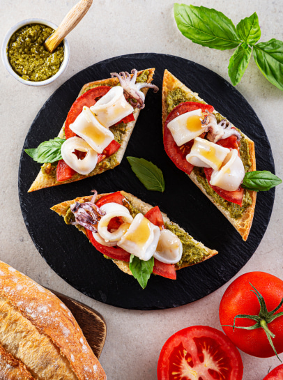 Bruschetta de Lulas com Pesto de Manjericão e Tomate