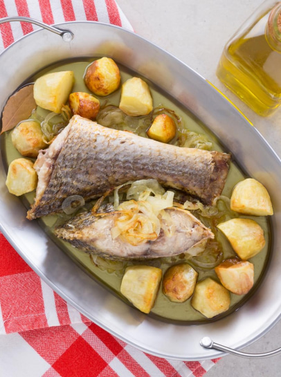 Corvina no Forno com Cebola e Batatinhas Assadas