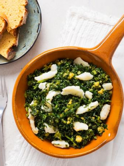 Desfeita de Bacalhau com Migas de Couve e Broa