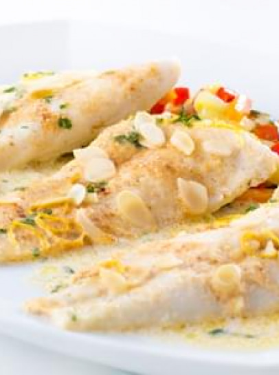 Filetes de Pescada com amêndoa e estufado de legumes