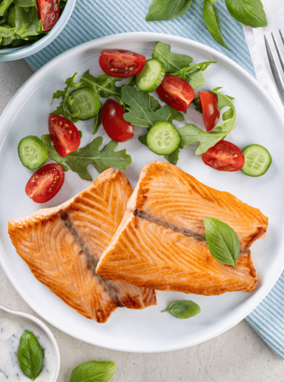Filetes de Salm&atilde;o com Saladinha Fresca ao Manjeric&atilde;o