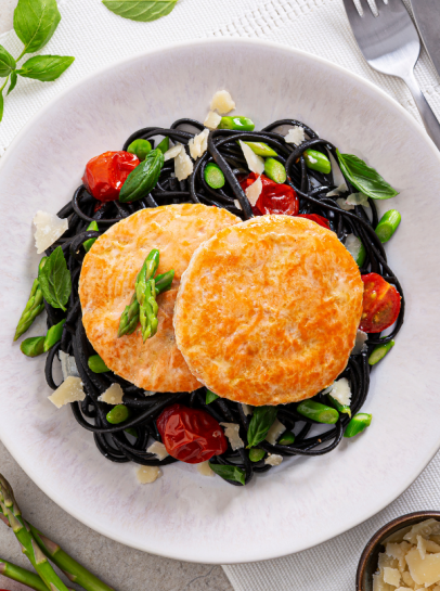 Fishburgers de Salm&atilde;o com Linguine Nero e Vegetais ao Parmes&atilde;o e Manjeric&atilde;o