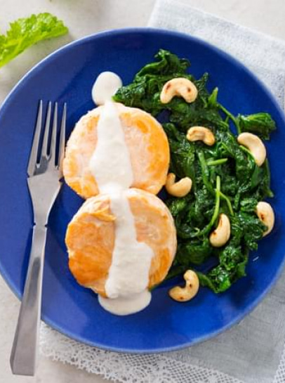 Fishburgers de Salmão com Nabiças Salteadas e Molho de Cajus