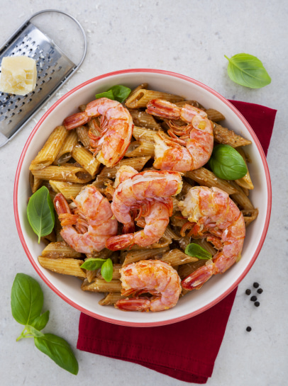 Gambão Fácil de Descascar com Penne, Pesto Rosso de Nozes e Manjericão