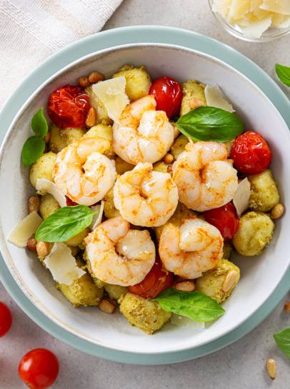 Gnocchi com Pesto, Tomate e Miolo de Camarão Gigante Salteado