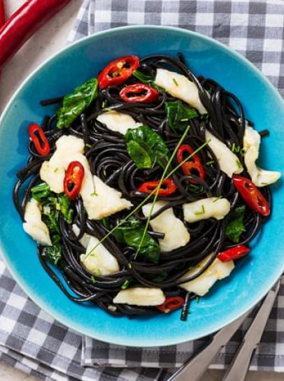 Linguine Nero com Bacalhau e Espinafres à Malagueta