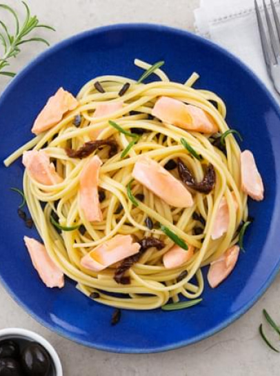 Linguine com Salmão, Azeitonas e Tomate Seco