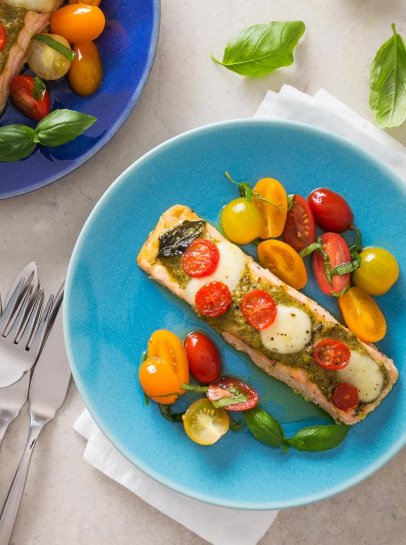 Lombos de Salmão Caprese com Tomate ao Manjericão