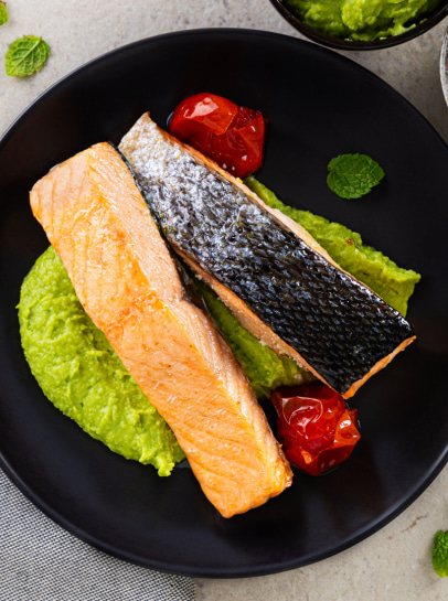 Lombos de Salmão com Tomate Cherry no Forno com Puré de Ervilhas e Batata-Doce