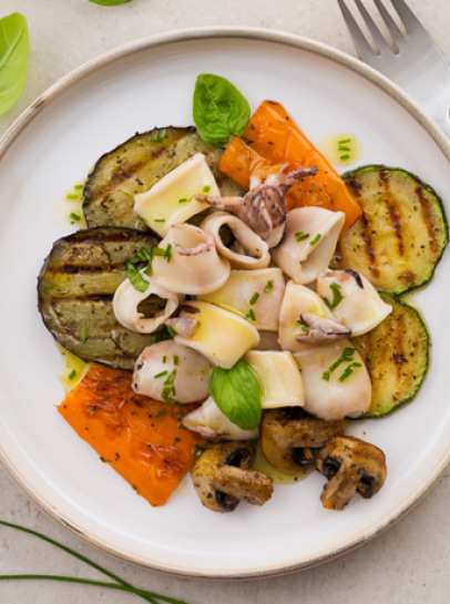 Lulas Salteadas com Legumes Grelhados e Aromáticas