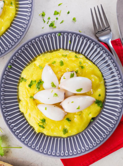 Lulas Salteadas aos Coentros com Puré de Mandioca