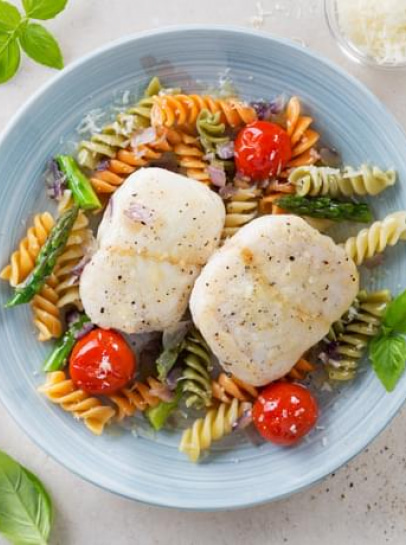 Pescada em Cebola e Manjericão com Salada Quente