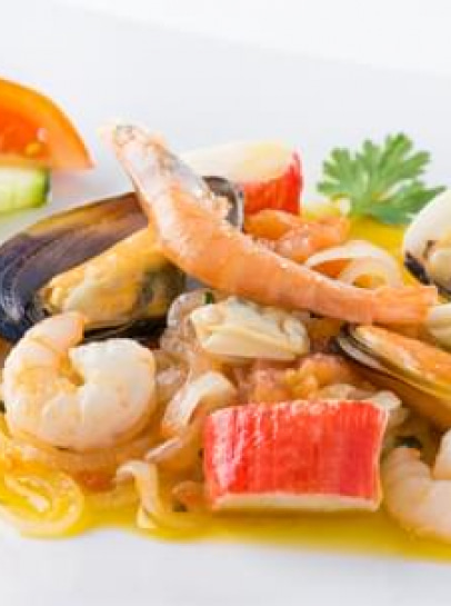 Mariscada de Cebolada com Salada Mediterrânica