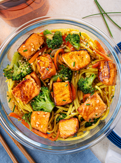 Noodles com Salm&atilde;o Teriyaki e Vegetais ao Cebolinho