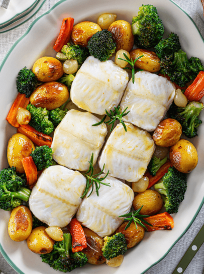 Pescada no Forno Com Legumes Assados Ao Alecrim