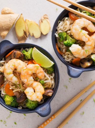 Noodles com Miolo de Camarão e Vegetais no Wok