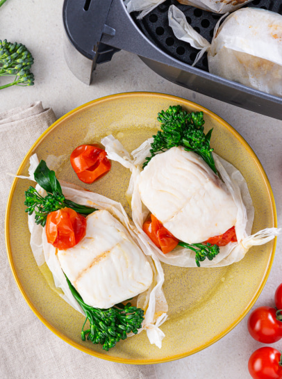 Papelotes de Medalhões de Pescada com Bimis e Tomate na Air Fryer