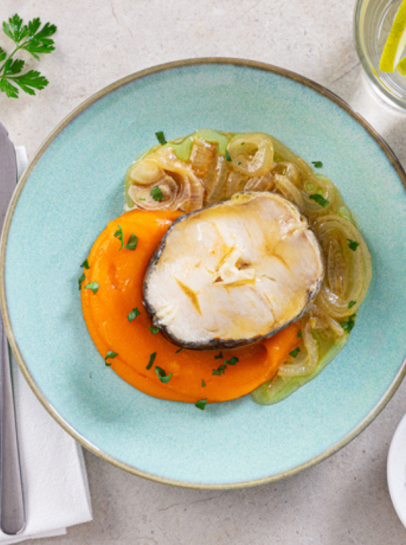 Pescada de Cebolada Com Pur&eacute; de Batata-doce