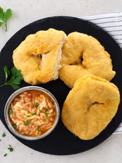 Pescada Panada à Sevilhana com Arroz de Tomate à Salsa