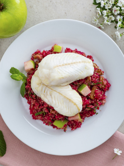 Pescada Com Salada De Quinoa, Beterraba, Maçã E Nozes