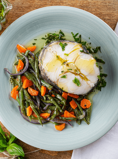 Pescada com Salada Quente de Feijão Verde e Aromáticas