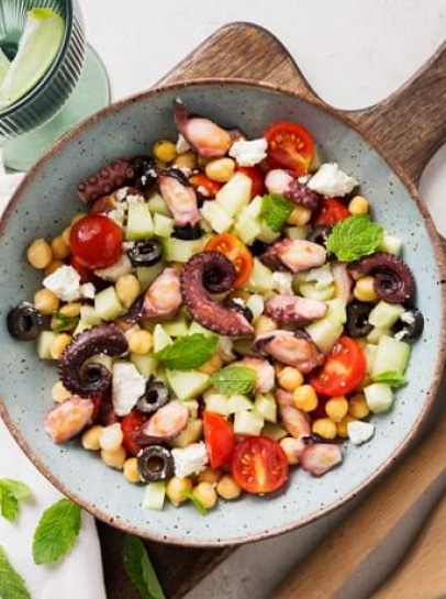 Polvo na Frigideira com Salada Grega de Grão