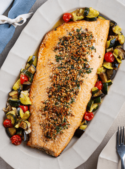 Salmão no Forno com Crocante de Frutos Secos e Aromáticas