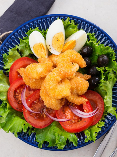 Salada Niçoise com Camarão Panado