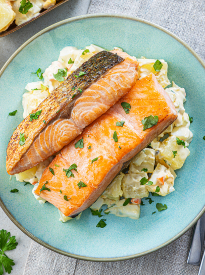 Salm&atilde;o na Chapa com Salada de Batata &agrave; Salsa