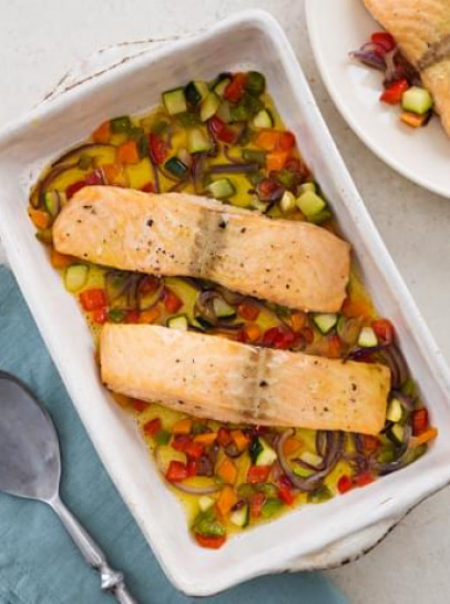 Salmão no Forno em Cama de Legumes