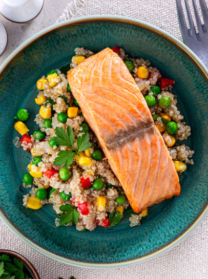 Salm&atilde;o no Forno Com Quinoa Primavera Salteada