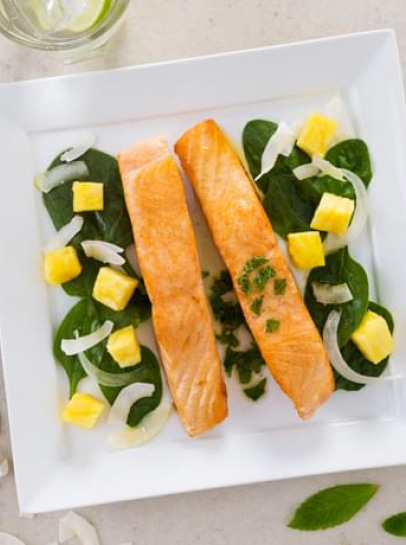 Salmão Grelhado com Salada de Espinafres, Abacaxi e Coco