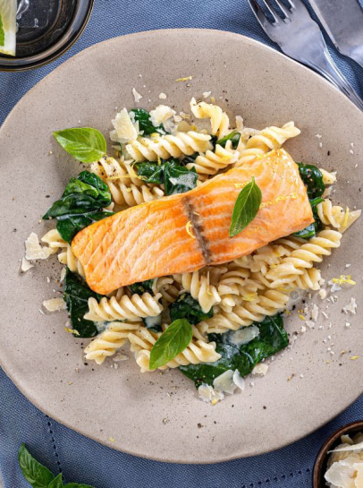 Salm&atilde;o com Massa Cremosa de Espinafres e Lim&atilde;o
