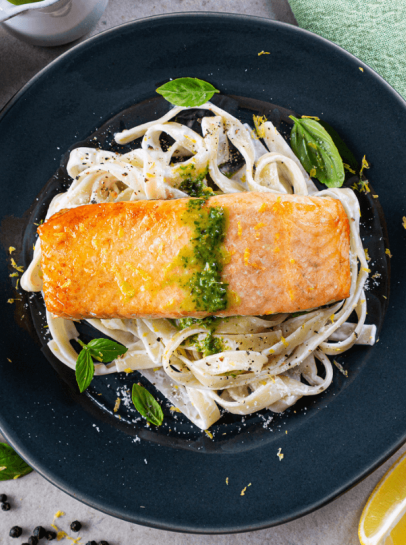 Lombos de Salm&atilde;o Com Molho de Manjeric&atilde;o e Pasta Alfredo