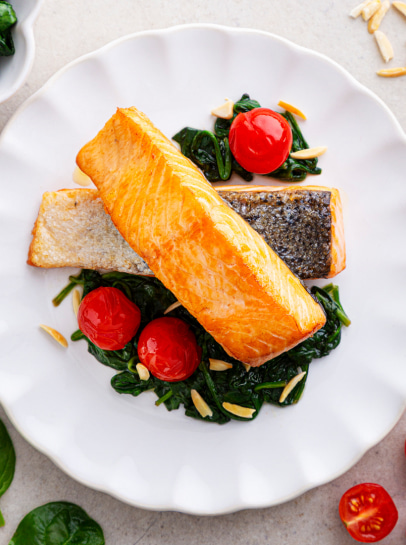 Lombos de Salmão com Pele Salteados com Espinafres, Tomate e Amêndoas