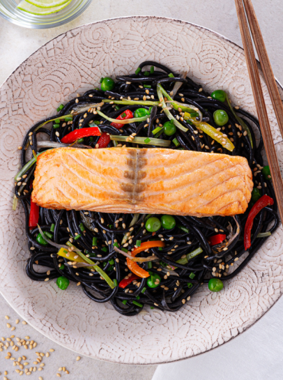 Salm&atilde;o na Chapa Com Spaghetti Nero Com Legumes