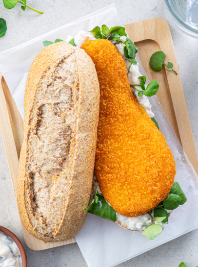 Sandu&iacute;che de Filete de Pescada com Maionese e Agri&otilde;es