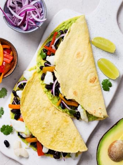 Tacos com Bacalhau, Pimentos, Abacate e Feijão-Preto