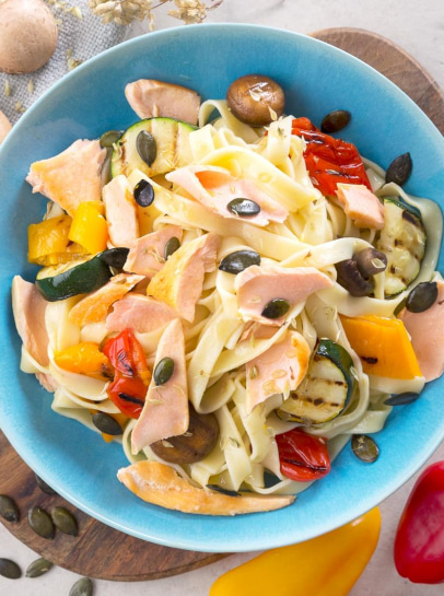 Tagliatelli com Salmão e Legumes Grelhados aos Òregãos