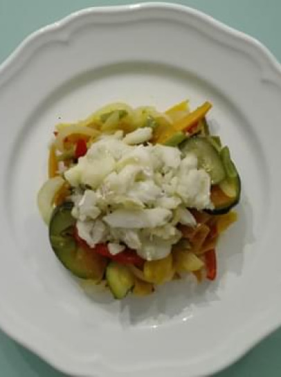 Bacalhau Desfiado em Cama de Legumes Salteados