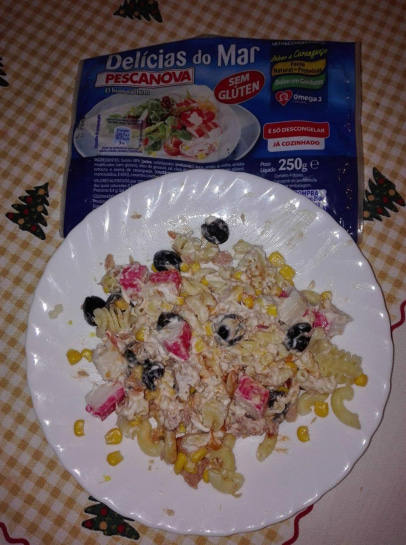 Salada fria com delícias do mar