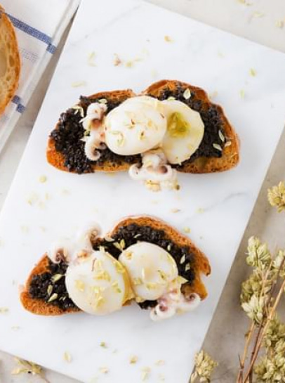 Bruschetta com Tapenade de Azeitonas e Chocos