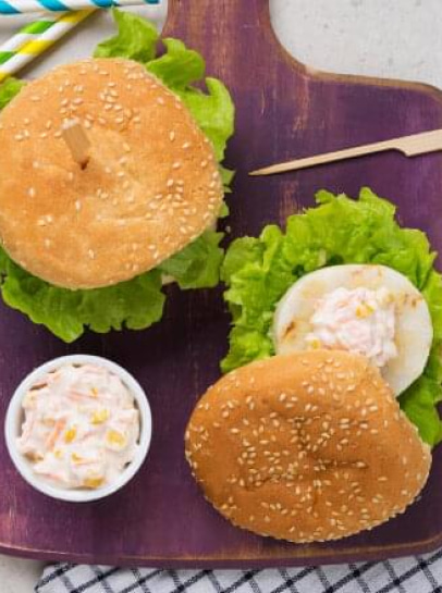 Burgers de Pescada com Molho de Queijo, Milho e Cenoura