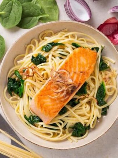 Salmão com Linguine, Espinafres e Cebola Crocante